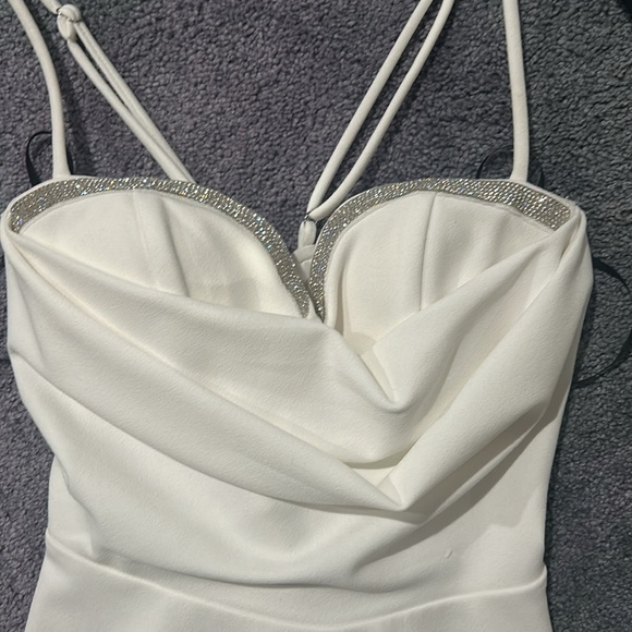 Short white dress with rhinestones - Picture 2 of 4